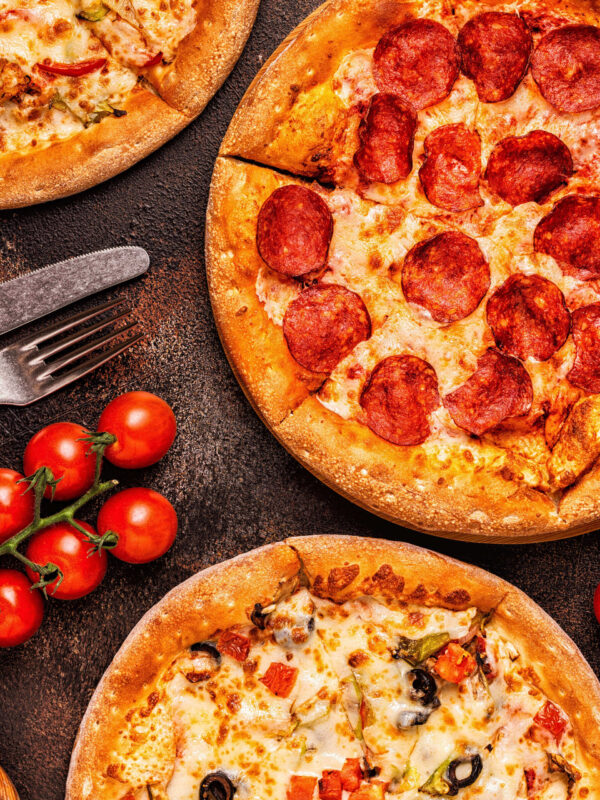 set-verschiedene-pizzas-pepperoni-vegetarisch-huhn-mit-gemüse (2)